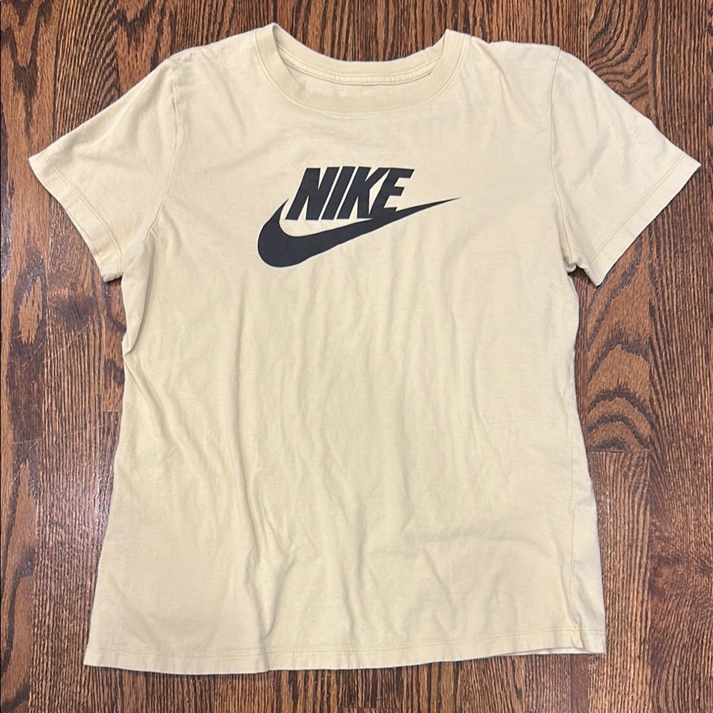Nike Beige Short Sleeve Tee Women’s Size Medium